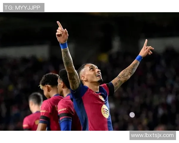 足球明星背影射门瞬间展现力量与激情的完美结合