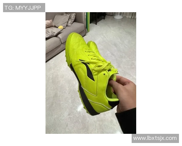 足球明星荧光绿球鞋引领潮流让你在球场上闪耀夺目成为焦点